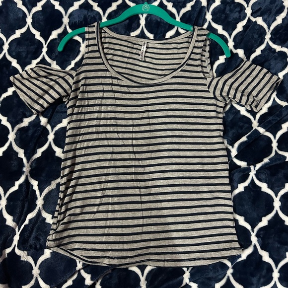 Shoulder cutout top - Picture 3 of 5